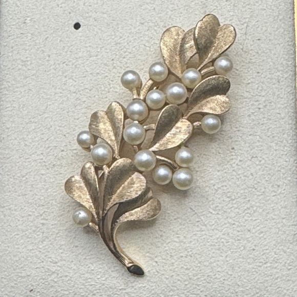 Vintage Trifari feather drop gold earrings,leaf bracelet,pearl brooch set of 3 - Picture 8 of 10